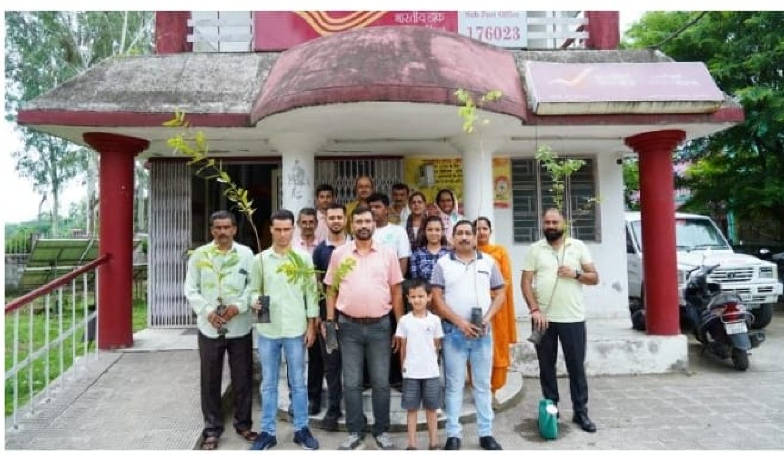 'एक पेड़ मां के नाम' अभियान के तहत डाकघर में लगाए पेड़