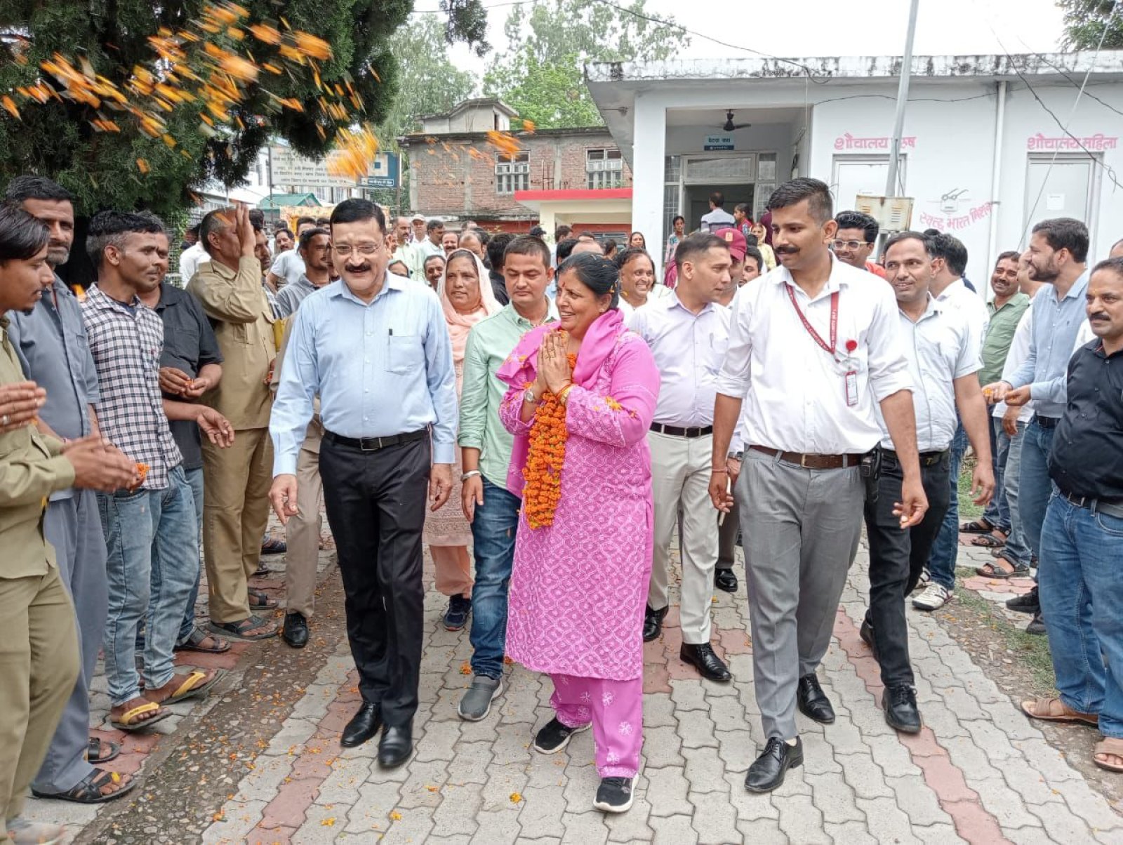 विधायक ने लिया विकास खंड देहरा में चल रहे विकास कार्यों का ब्यौरा