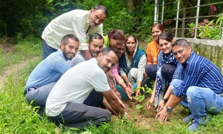 'एक पेड़ मां के नाम' अभियान के तहत किया पौधारोपण