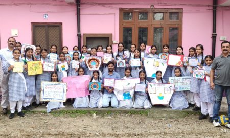 कन्या विद्यालय नादौन की छात्राओं ने संस्कृत दिवस के उपलक्ष्य पर शहर में निकाली रैली