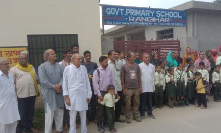 स्कूल अध्यापक के तबादले से गुस्साए ग्रामीण, 4 घंटे तक नहीं खुलने दिया स्कूल का ताला