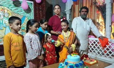 द्वादश ज्योतिलिंग शिव धाम पन्याला में जन्माष्टमी के उपलक्ष्य पर श्री कृष्ण के नाम पर काटा केक