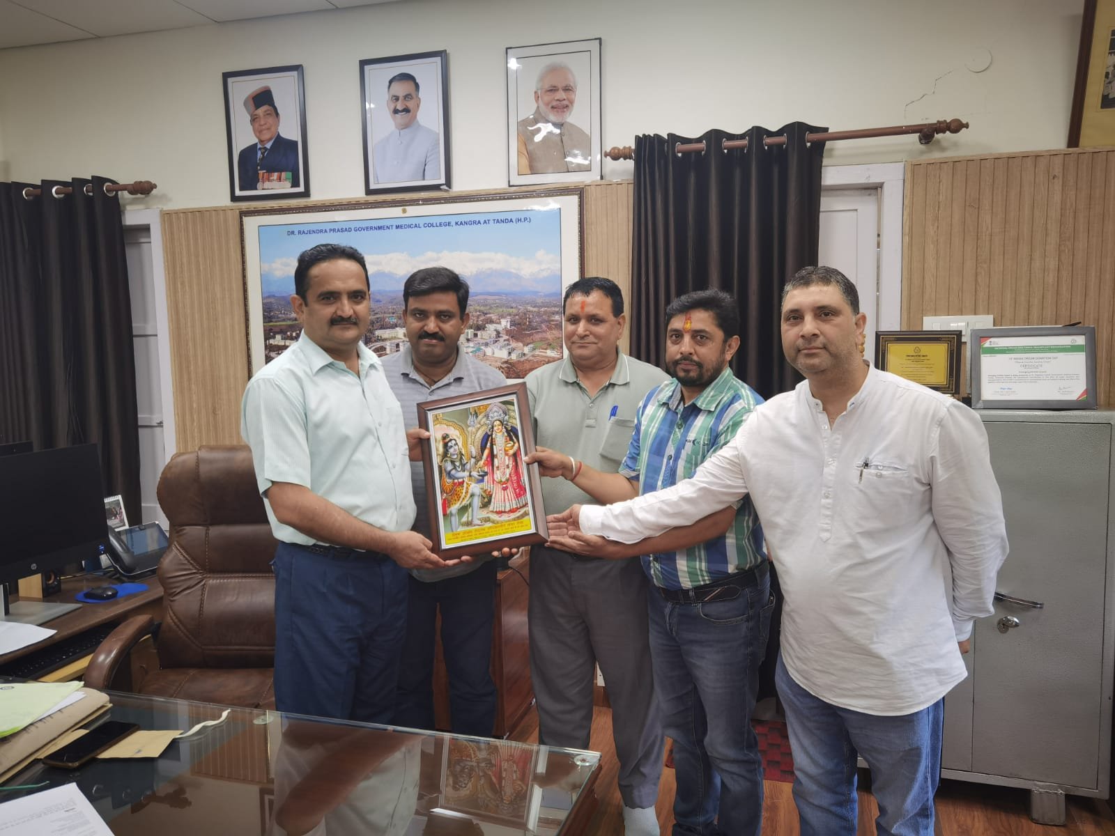 टीएमसी के प्री. व मेडिकल अधीक्षक से मिला धेनुम आश्रय सदनम ट्रस्ट का प्रतिनिधि मंडल