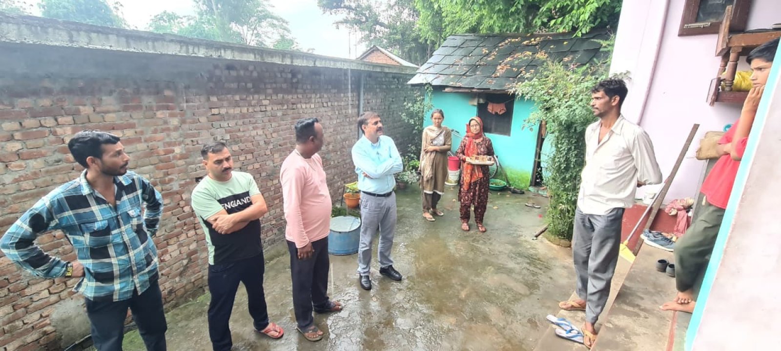 कांगड़ा के विधायक पवन काजल ने खोली गांव पहुंच कर पीड़ित परिवार से की मुलाकात