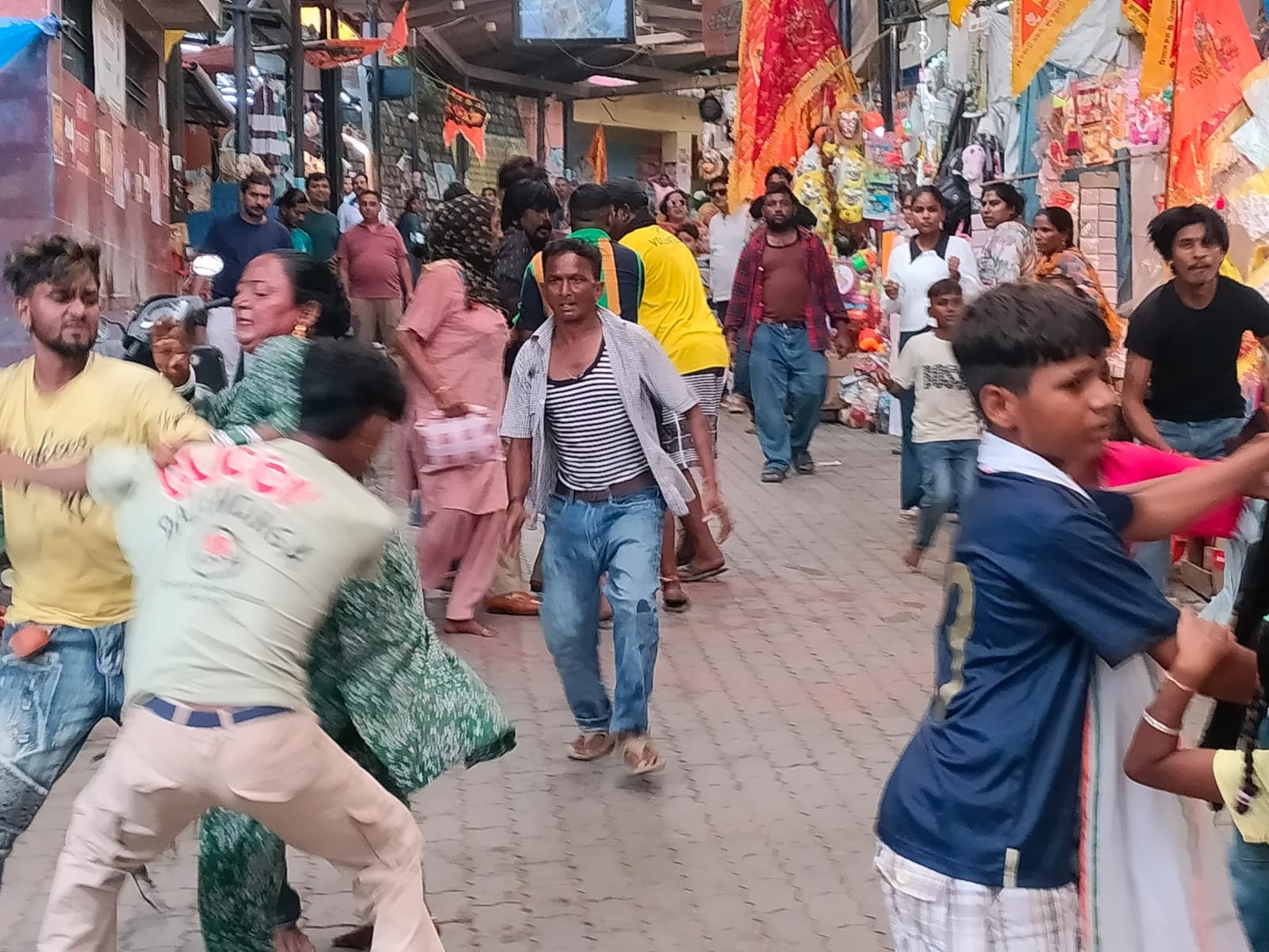 ज्वालामुखी में आपस में भिड़े श्रद्धालु, वीडियो वायरल
