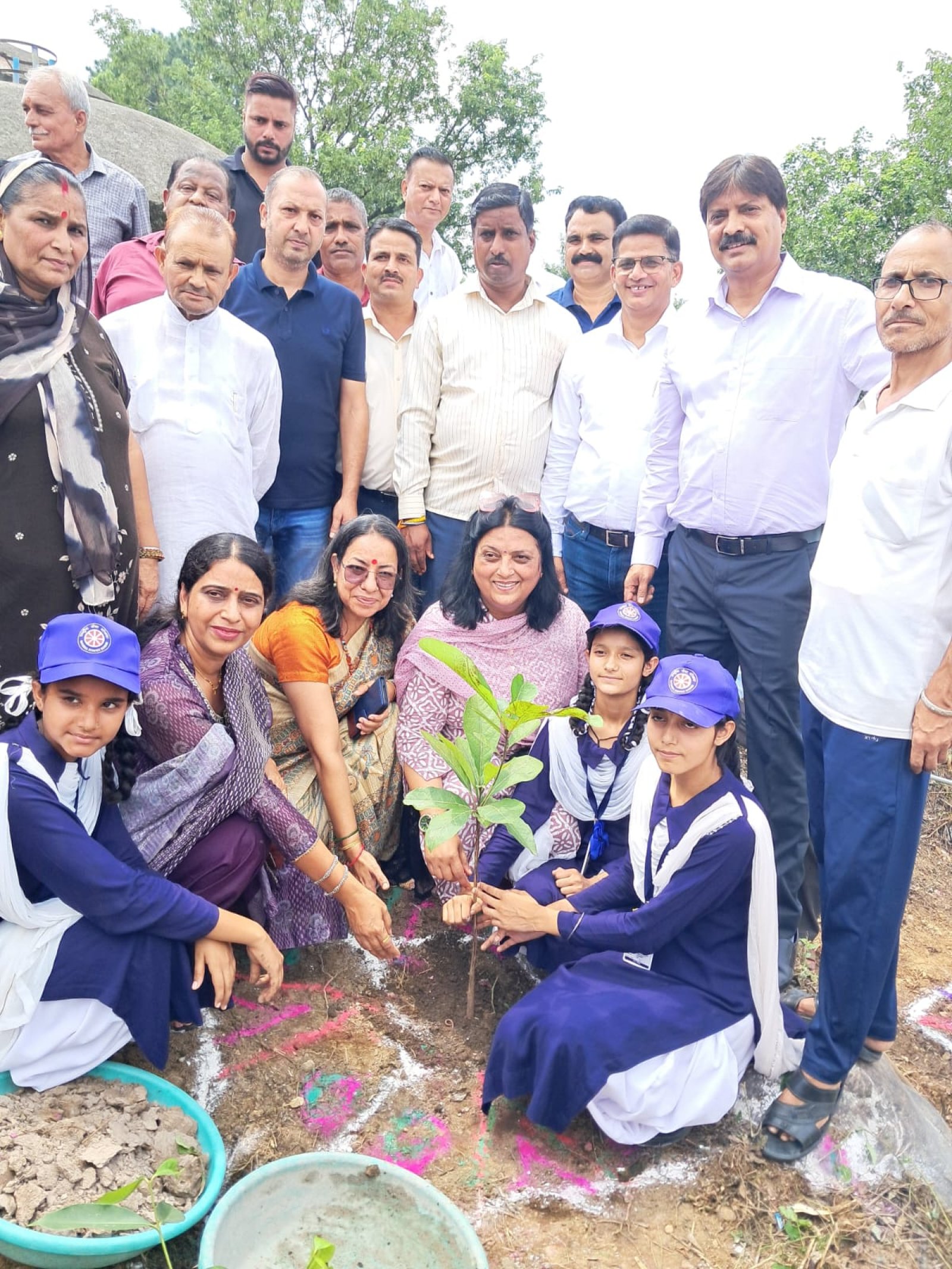 धर्मशाला ब्लॉक कांग्रेस ने पर्यावरण संरक्षण का दिया संदेश, बगली पंचायत में किया पौधारोपण