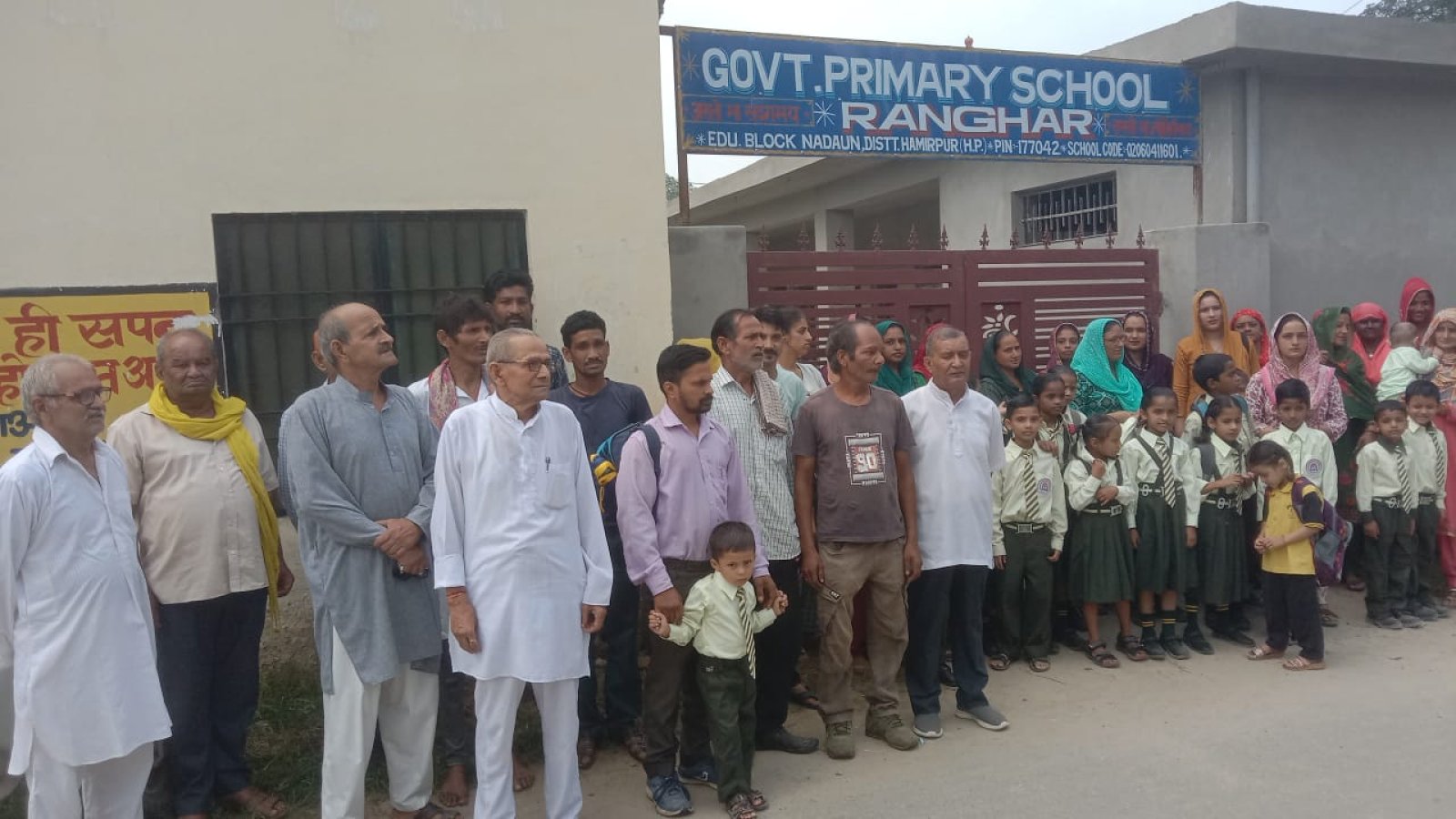 स्कूल अध्यापक के तबादले से गुस्साए ग्रामीण, 4 घंटे तक नहीं खुलने दिया स्कूल का ताला