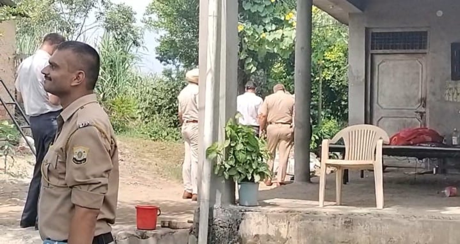 घर में बरामदे के बाहर सोए युवक पर तेजधार हथियार से हमला, मौत के मुंह से बाल बाल बचा युवक