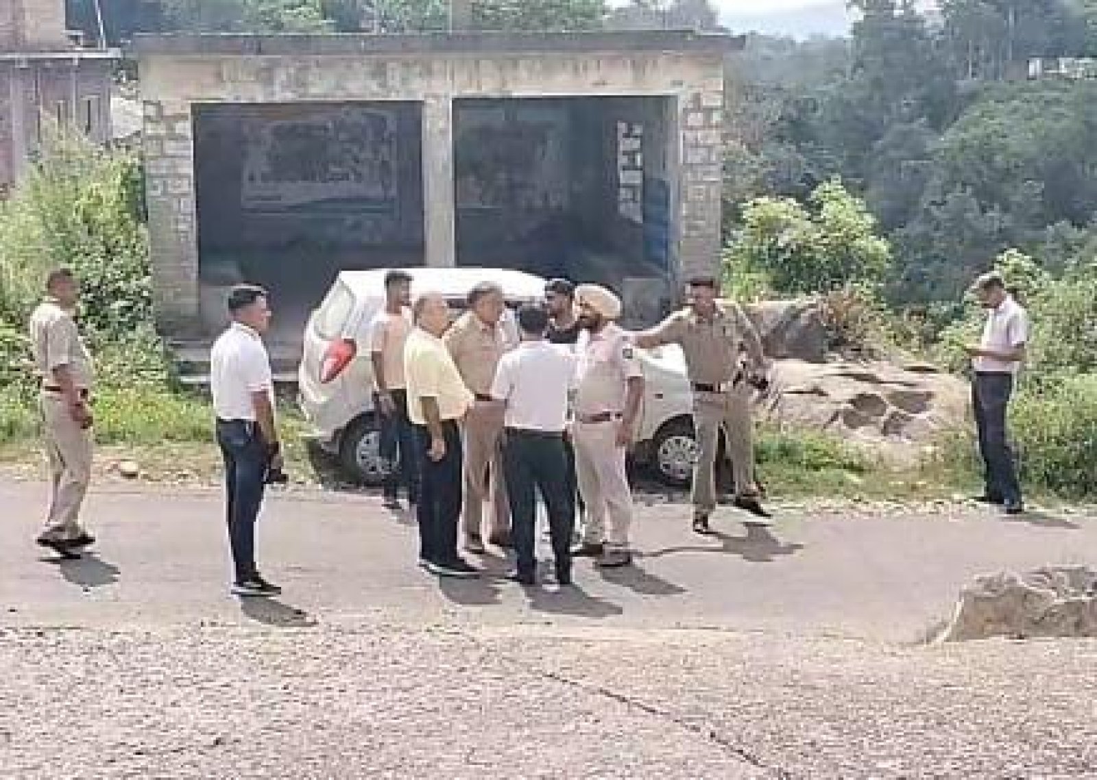 घर में बरामदे के बाहर सोए युवक पर तेजधार हथियार से हमला, मौत के मुंह से बाल बाल बचा युवक