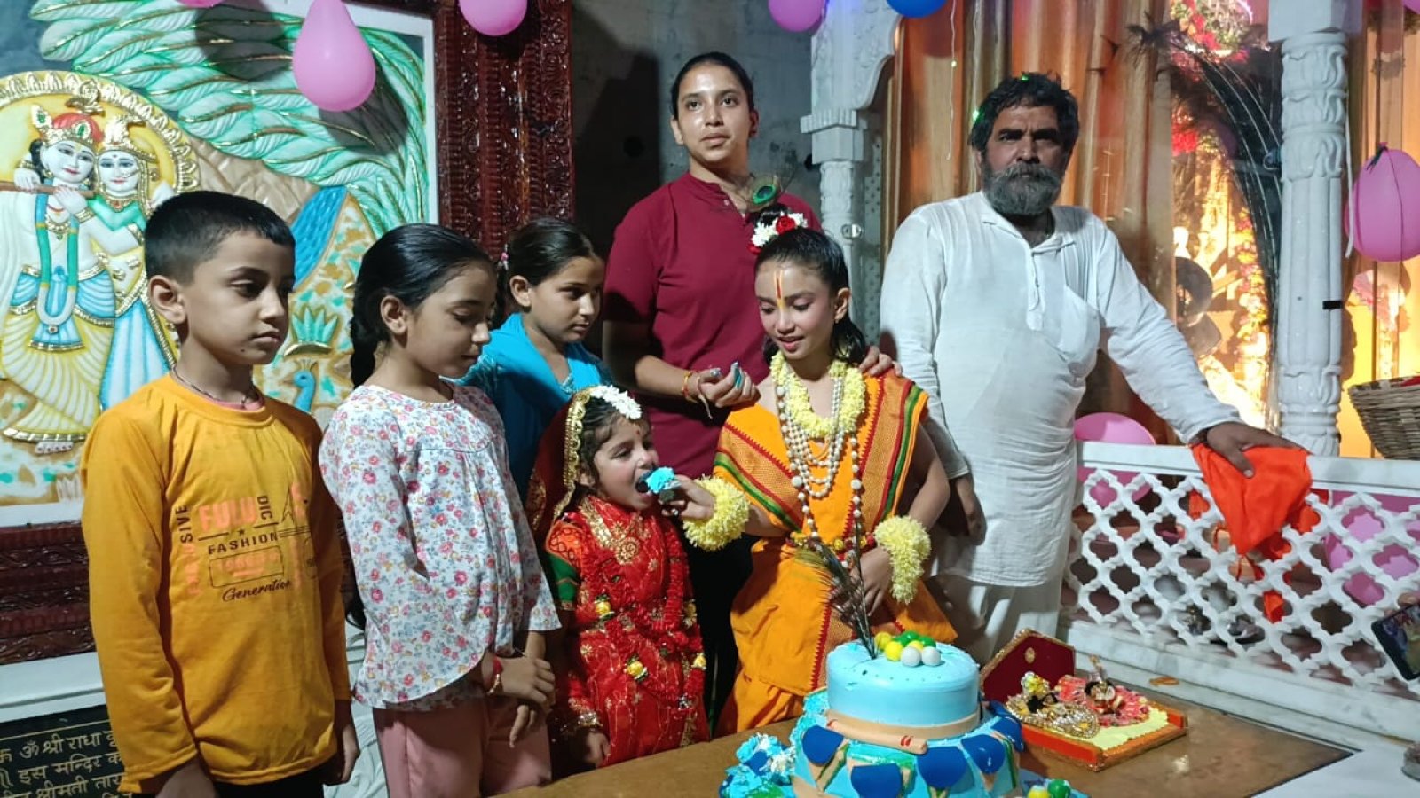 द्वादश ज्योतिलिंग शिव धाम पन्याला में जन्माष्टमी के उपलक्ष्य पर श्री कृष्ण के नाम पर काटा केक