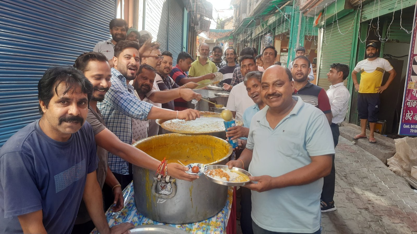 सराफा मार्केट डूंगा बाजार कांगड़ा में भंडारे का किया आयोजन