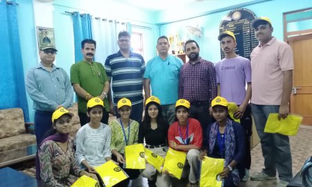 नादौन कॉलेज में स्वयंसेवकों को टी-शर्ट और कैप की भेंट