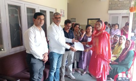 विधायक संजय रत्न ने ज्वालामुखी में बांटे 21 लाख रुपए के चेक