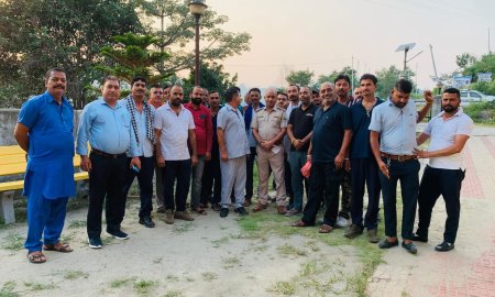 थाना प्रभारी खुंडियां से मिला टैक्सी यूनियन का समूह