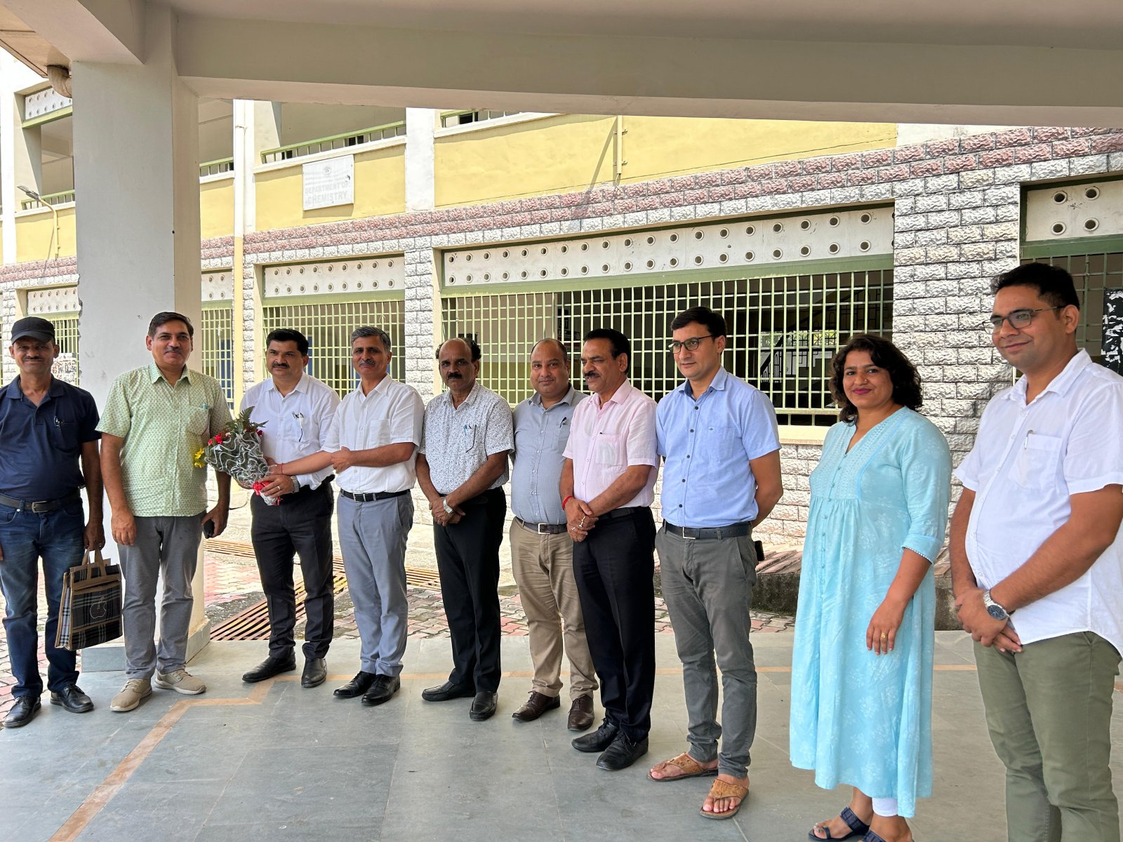 तकीपुर कॉलेज के पुस्तकालय का किया निरीक्षण