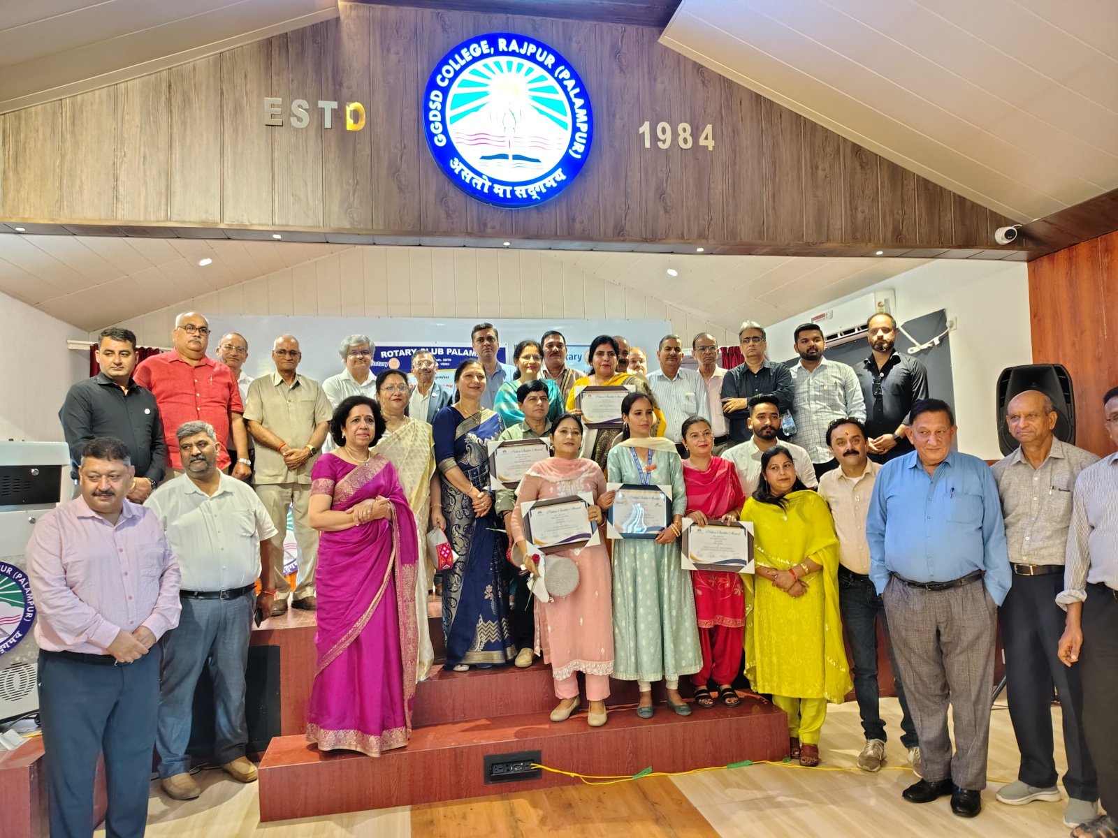 रोटरी क्लब पालमपुर ने किया शिक्षकों को सम्मानित