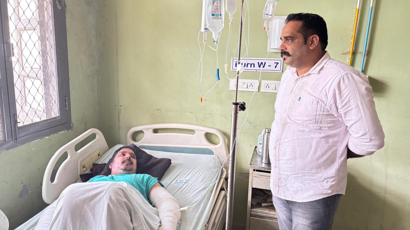 समाजसेवी राजेश परयाल चौधरी ने आग में झुलसे पुलिस कर्मियों का पूछा कुशल क्षेम