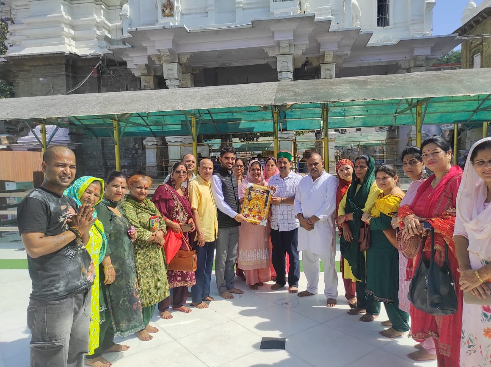 बज्रेश्वरी मंदिर कांगड़ा में विधायक केवल सिंह पठानिया ने नवाया शीश