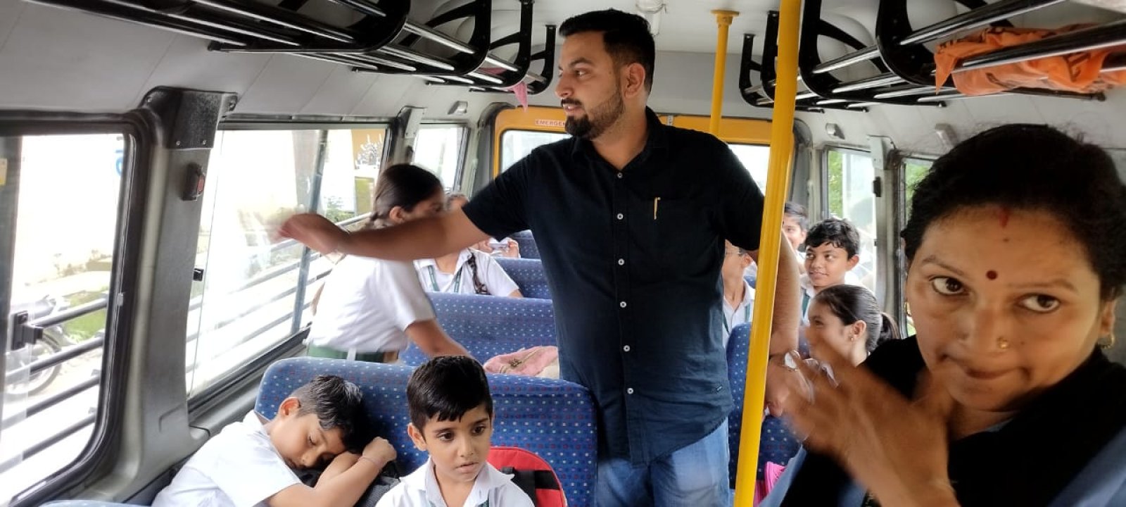 तहसीलदार कांगड़ा ने स्कूल बसों में किया रोड सेफ्टी नियमों का निरीक्षण