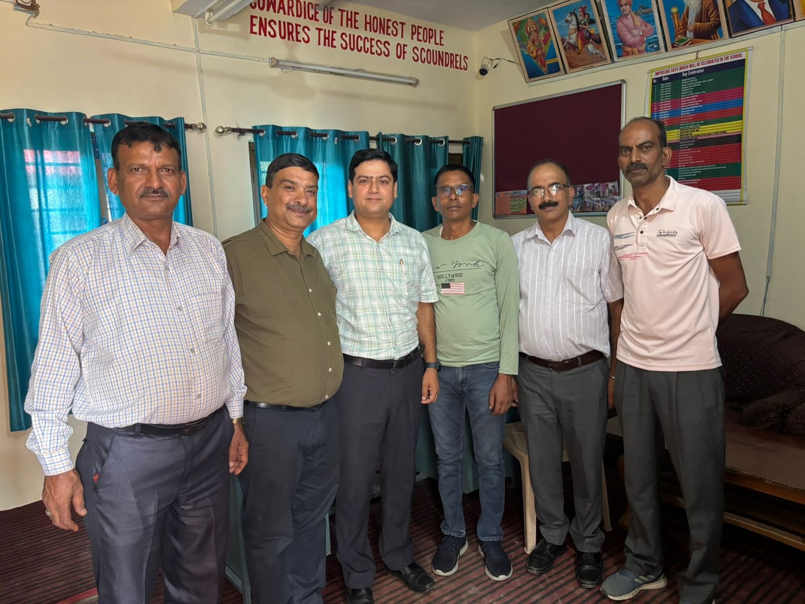 पोस्ट ऑफिस इंस्पेक्टर राज कुमार ने थिलल स्कूल के उप प्रधानाचार्य सुरजीत चौधरी से की मुलाकात