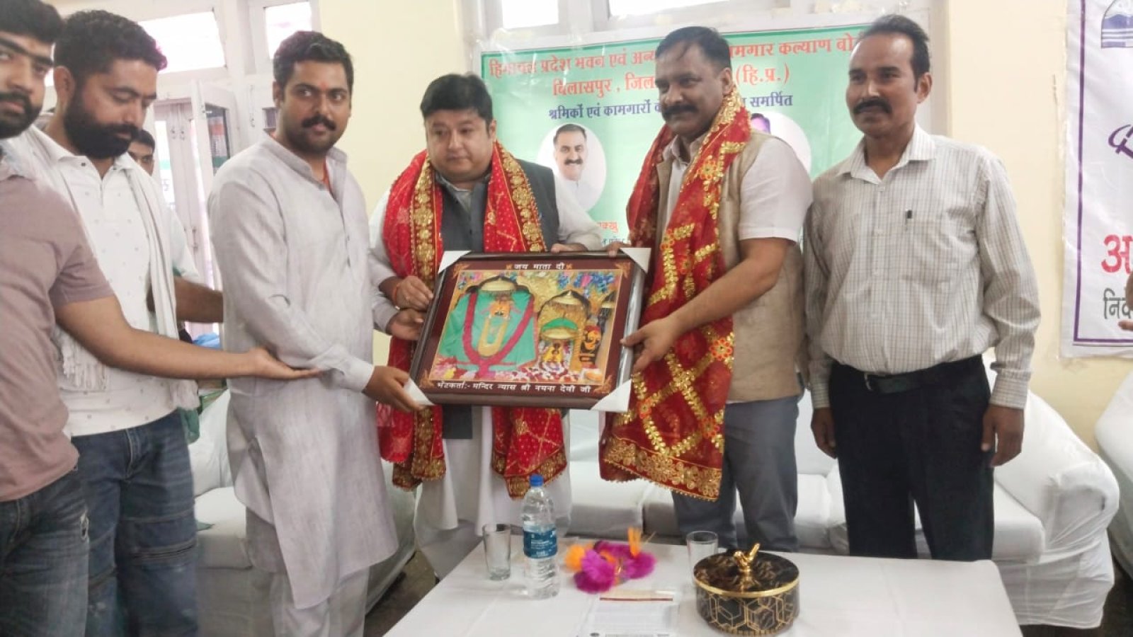 विधानसभा के 66 पंजीकृत कामगारों को वितरित किए इंडक्शन और सोलर लैंप