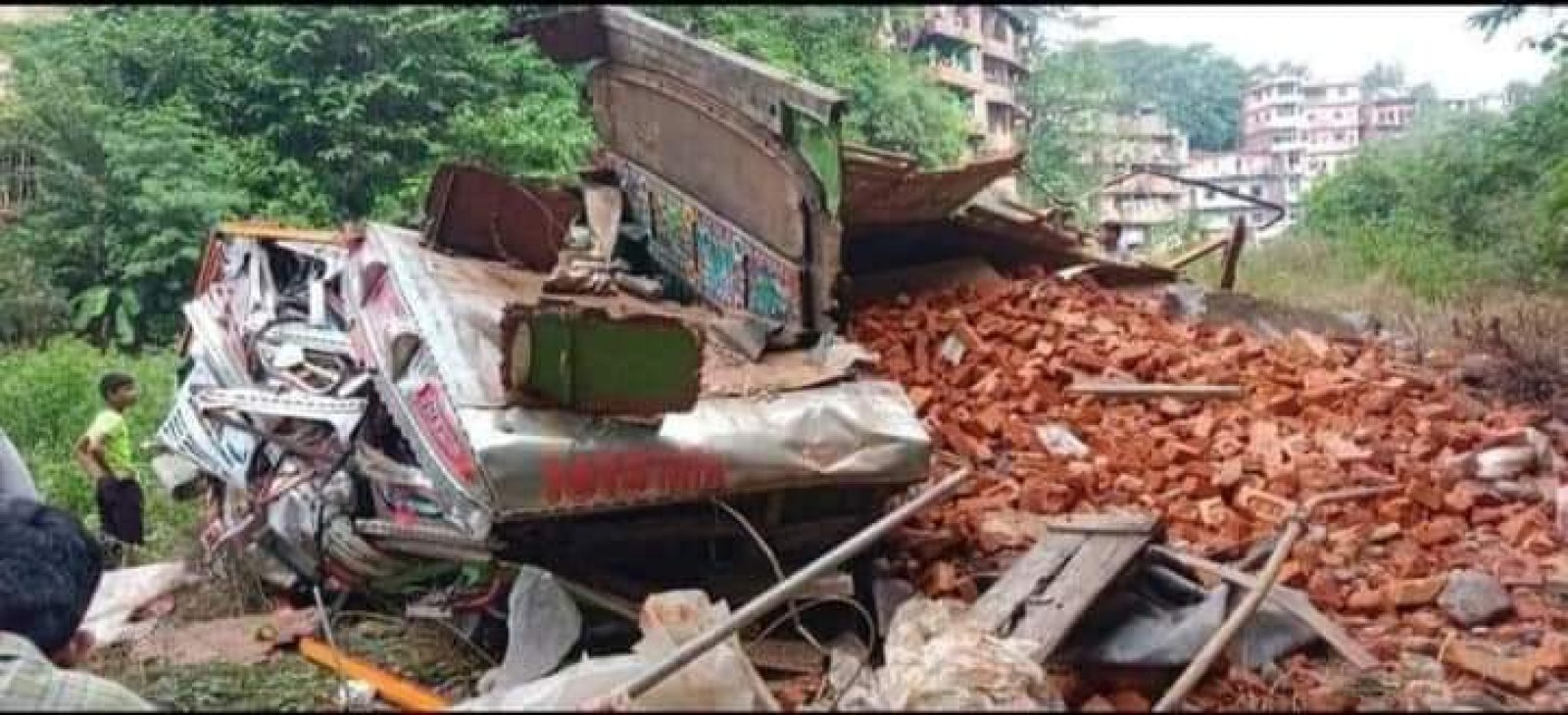 हमीरपुर के लम्बलू में हुआ दर्दनाक हादसा, चालक की गई जान