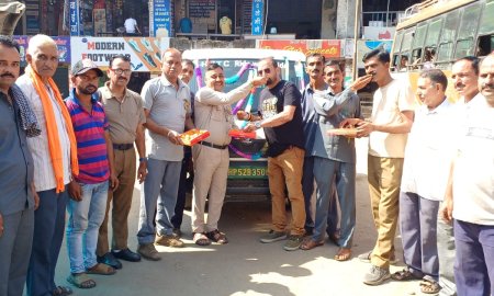 एचटीसी बस सेवा के 50 साल हुए पूरे, कर्मचारियों ने मनाया जश्न