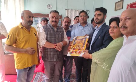 शिक्षा मंत्री रोहित ठाकुर व सीपीएस आशीष बुटेल ने कांगड़ा मंदिर में टेका माथा