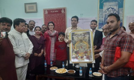 आर.एस बाली ने परिवार सहित ब्रजेश्वरी मंदिर कांगड़ा में टेका माथा