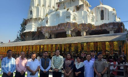 प्रमुख सचिव ने पत्नी सहित ब्रजेश्वरी मंदिर कांगड़ा में की पूजा अर्चना
