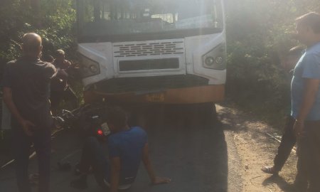 खुंडिया- टिहरी के कोहलडी में एचआरटीसी बस व बाइक में जोरदार टक्कर