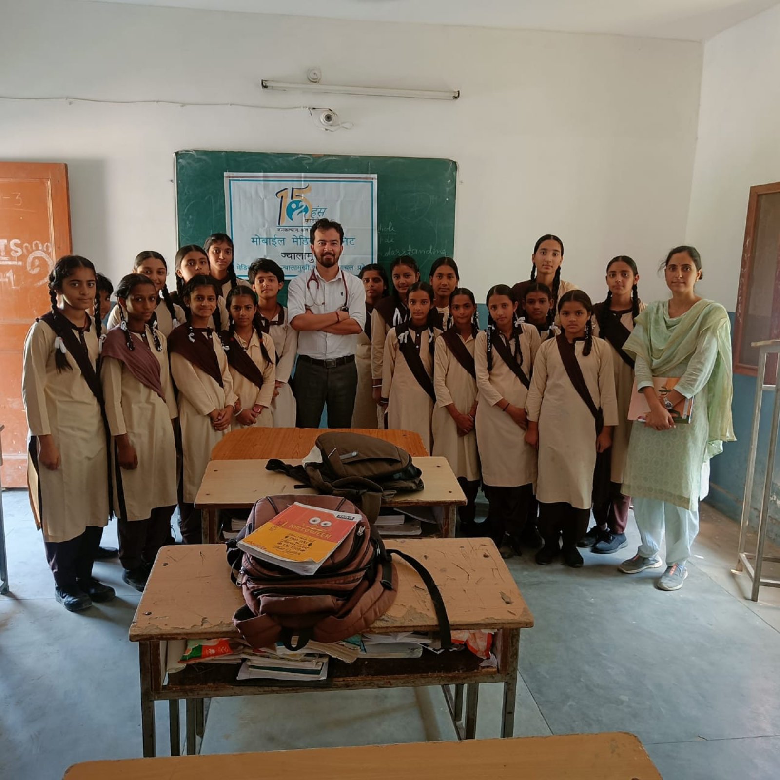 ज्वालामुखी विधानसभा क्षेत्र के सरकारी स्कूलों में सैनिटरी नैपकिन किए वितरित