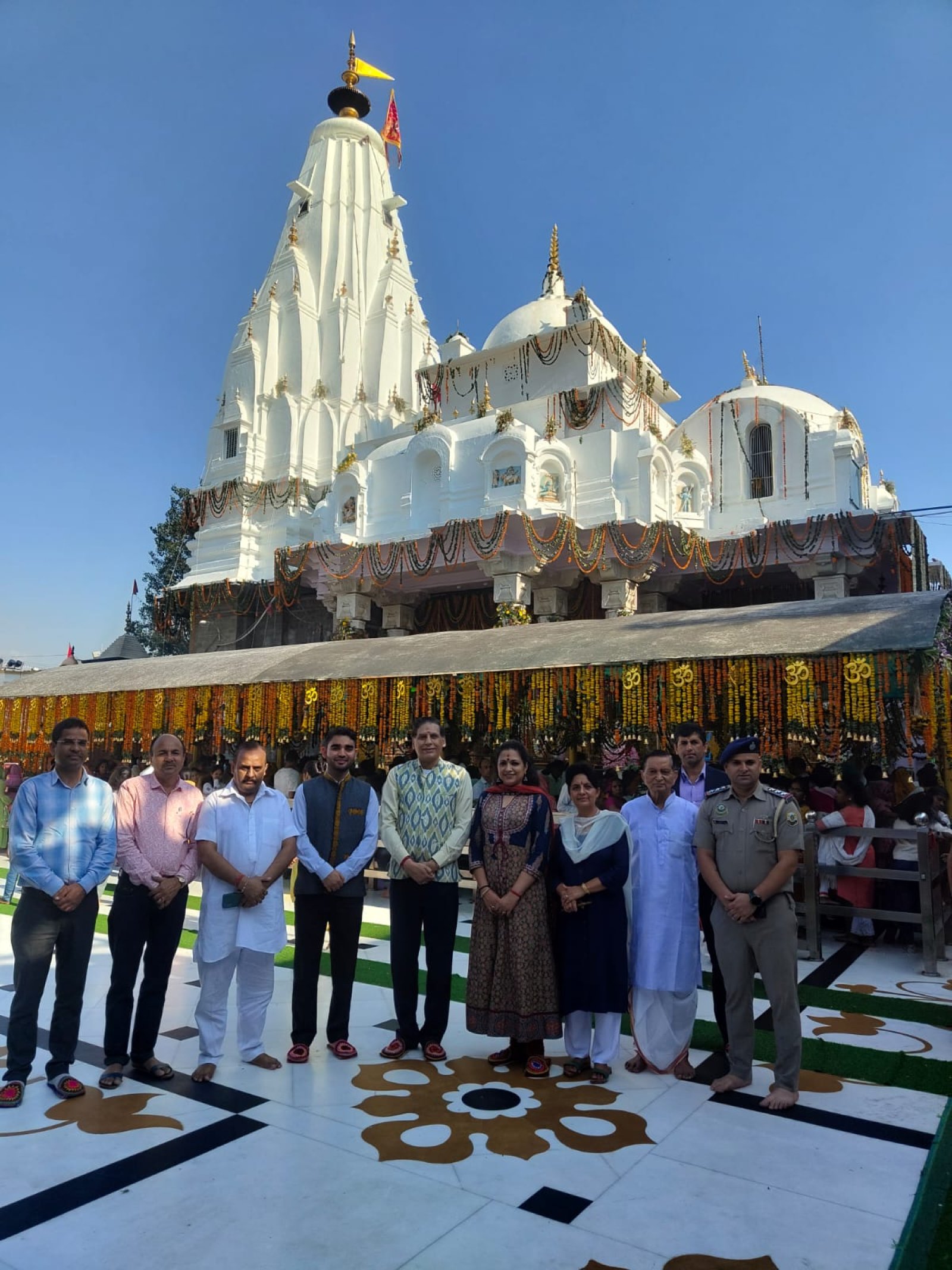 प्रमुख सचिव ने पत्नी सहित ब्रजेश्वरी मंदिर कांगड़ा में की पूजा अर्चना
