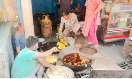 खुंडियां में नष्ट की 100 किलो मिठाइयां