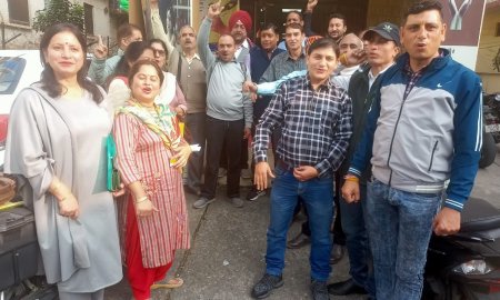 एलआईसी शाखा धर्मशाला की लाइफ इंश्योरेंस एजेंट फेडरेशन ने किया धरना प्रदर्शन