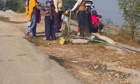 सपड़ी में सरकारी हैंडपंप पर व्यक्ति का कब्जा, लोगों में रोष