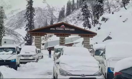 लाहौल घाटी और रोहतांग दर्रे में हुई सीजन की पहली बर्फबारी, सर्दियों के रोमांच का आगाज़