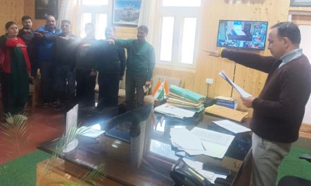 संविधान दिवस के अवसर पर एसडीएम ने दिलाई शपथ
