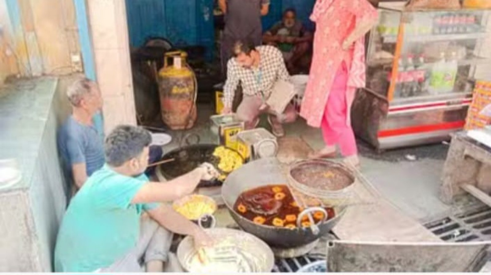 खुंडियां में नष्ट की 100 किलो मिठाइयां