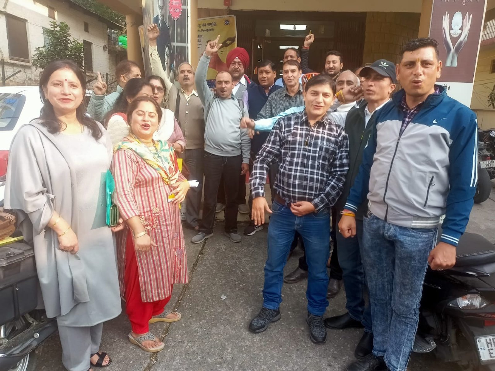 एलआईसी शाखा धर्मशाला की लाइफ इंश्योरेंस एजेंट फेडरेशन ने किया धरना प्रदर्शन