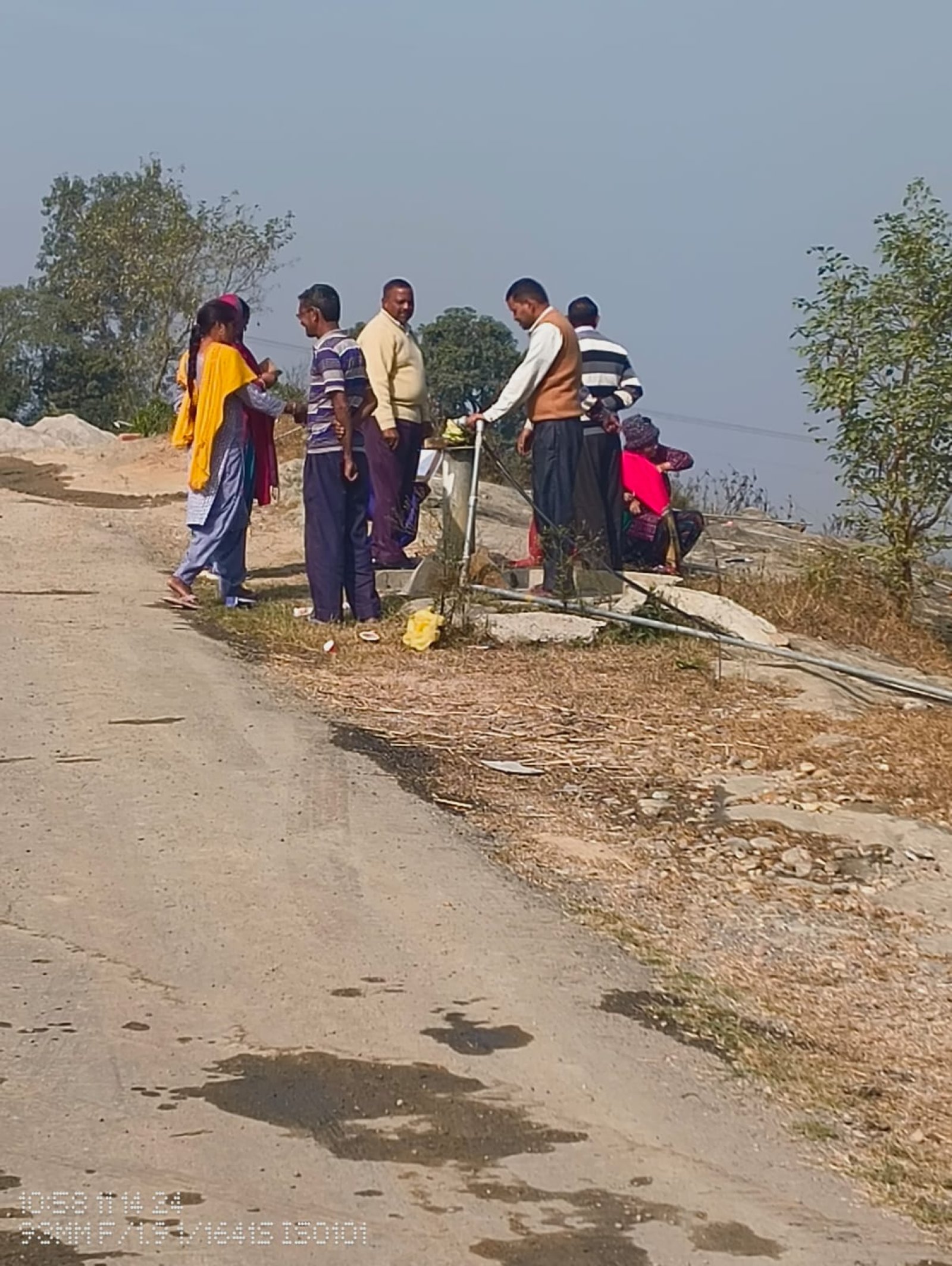 सपड़ी में सरकारी हैंडपंप पर व्यक्ति का कब्जा, लोगों में रोष