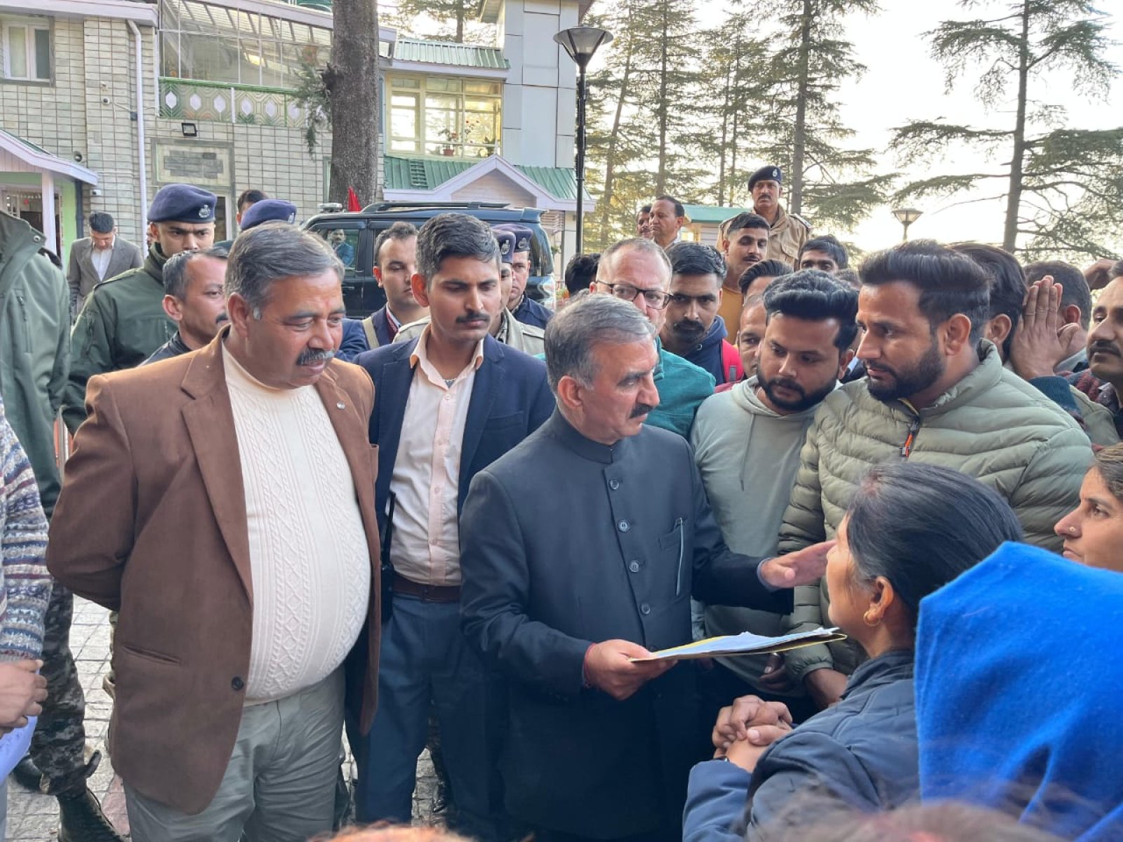 मुख्यमंत्री के पास दुखड़ा लेकर पहुंचे करुणा मूलक परिवार