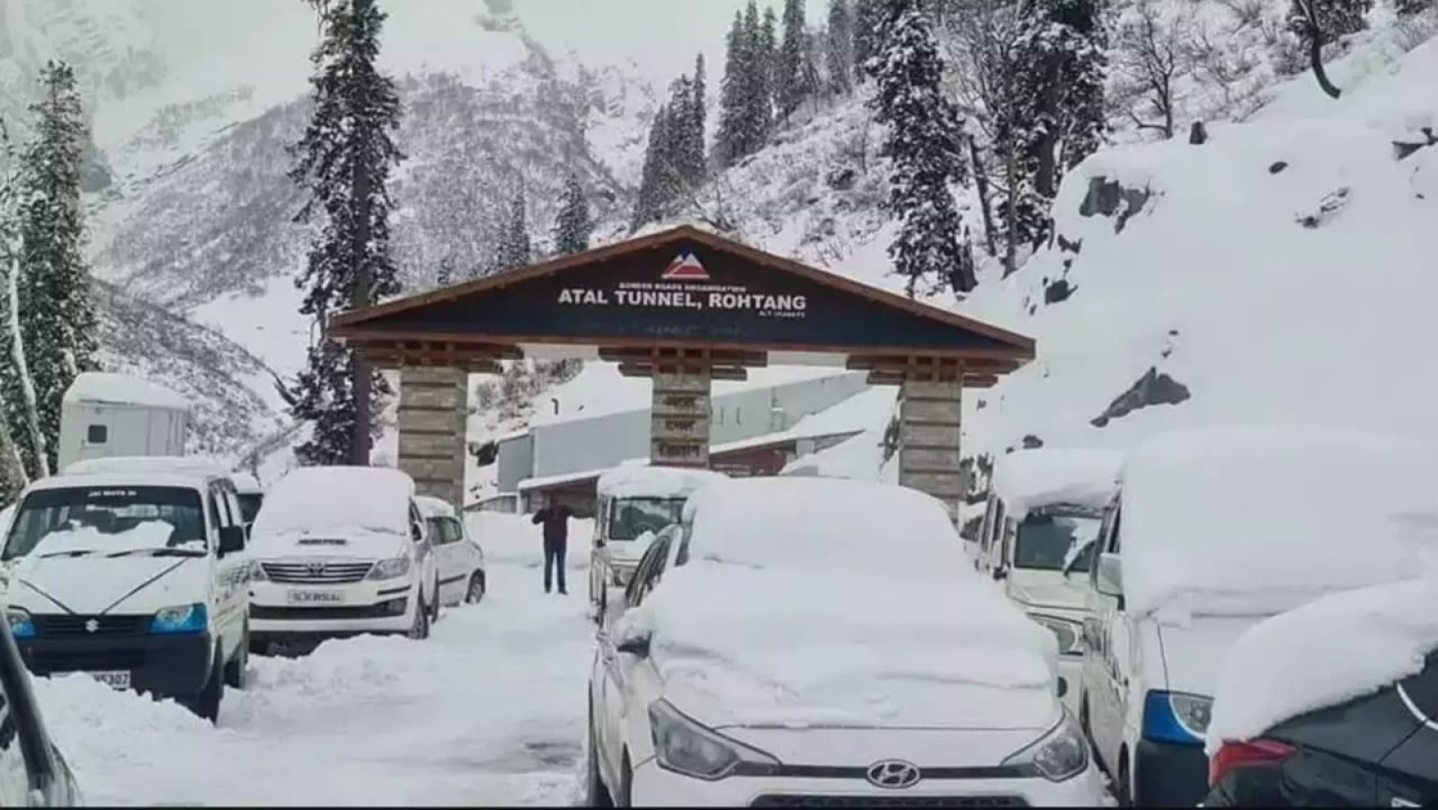 लाहौल घाटी और रोहतांग दर्रे में हुई सीजन की पहली बर्फबारी, सर्दियों के रोमांच का आगाज़