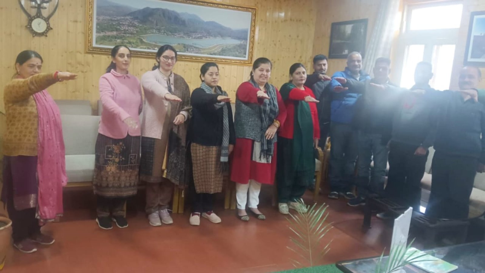 संविधान दिवस के अवसर पर एसडीएम ने दिलाई शपथ