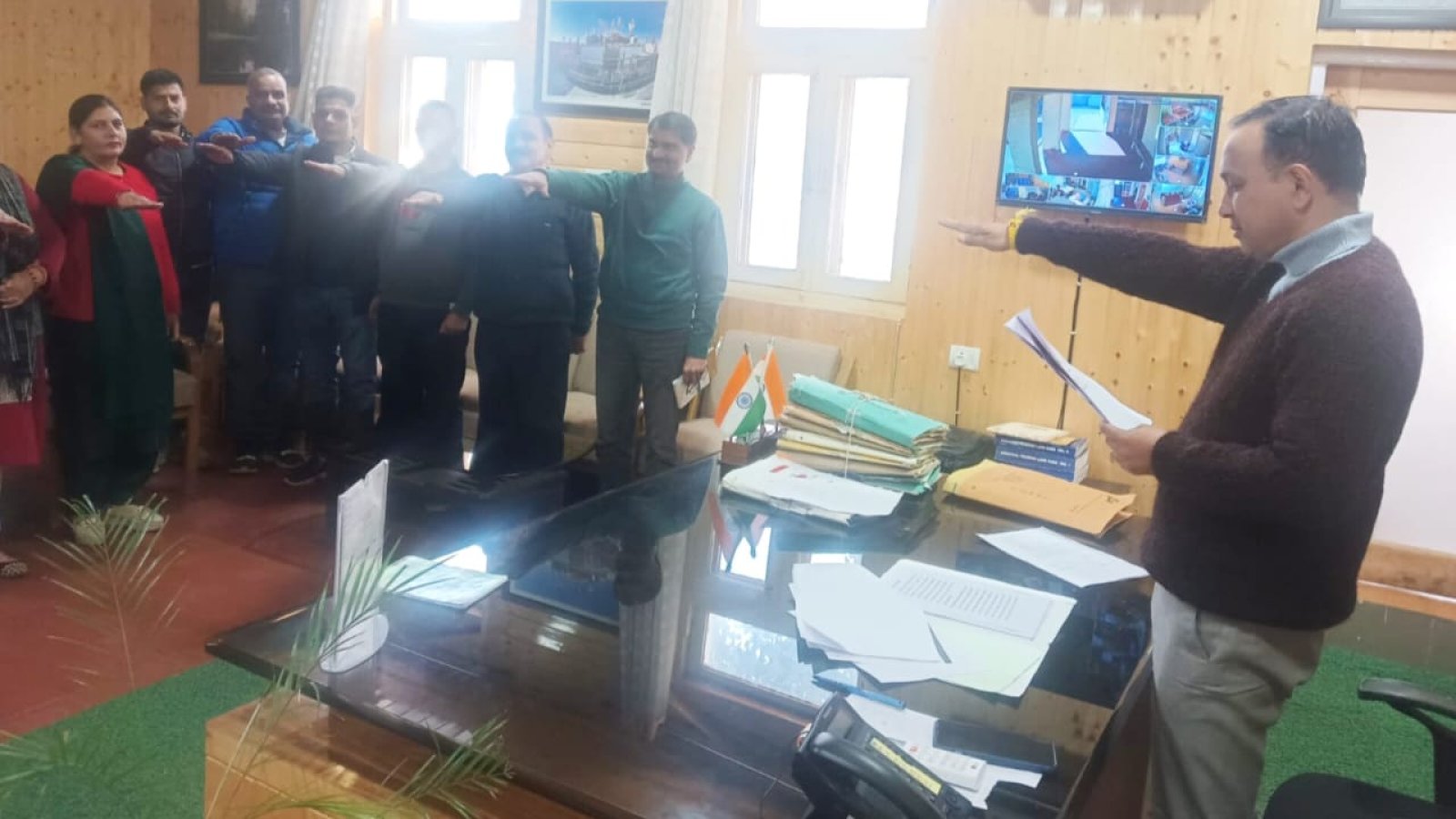 संविधान दिवस के अवसर पर एसडीएम ने दिलाई शपथ