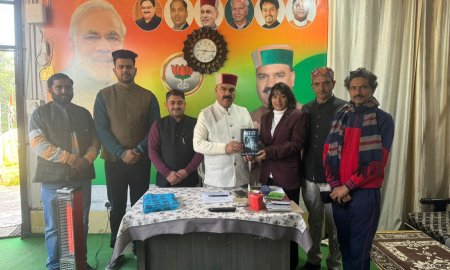 युवा लेखिका अंकु ठाकुर ने विधायक इंद्र दत्त लखनपाल को भेंट की अपनी पुस्तक 'श्वास' की प्रति