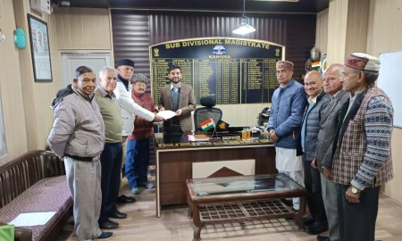 वरिष्ठ नागरिक मंच के सदस्यों ने एसडीएम को सौंपा ज्ञापन