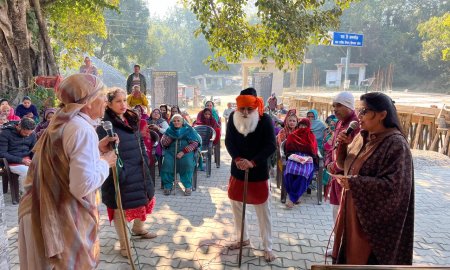 नटराज कला मंच द्वारा लघु नाटक के माध्यम से सरकारी योजनाओं की जानकारी देते हुए कलाकार