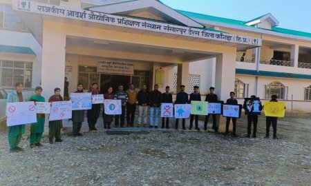 बस पास बनवाने के लिए संसारपुर टेरेस से देहरा आ रहे छात्र