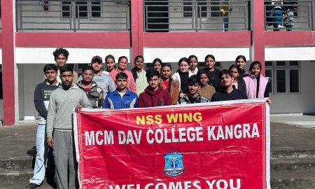 एमसीएम डीएवी कॉलेज कांगड़ा के एनएसएस स्वयंसेवियों ने माता ब्रजेश्वरी मंदिर गली की साफ सफाई की